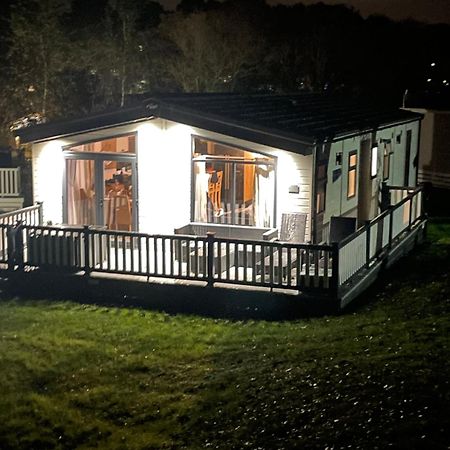 Luxury Lodge On Edge Of New Forest And 800M From Sea Entertainment And Leisure Passes Included Milford on Sea Exteriör bild
