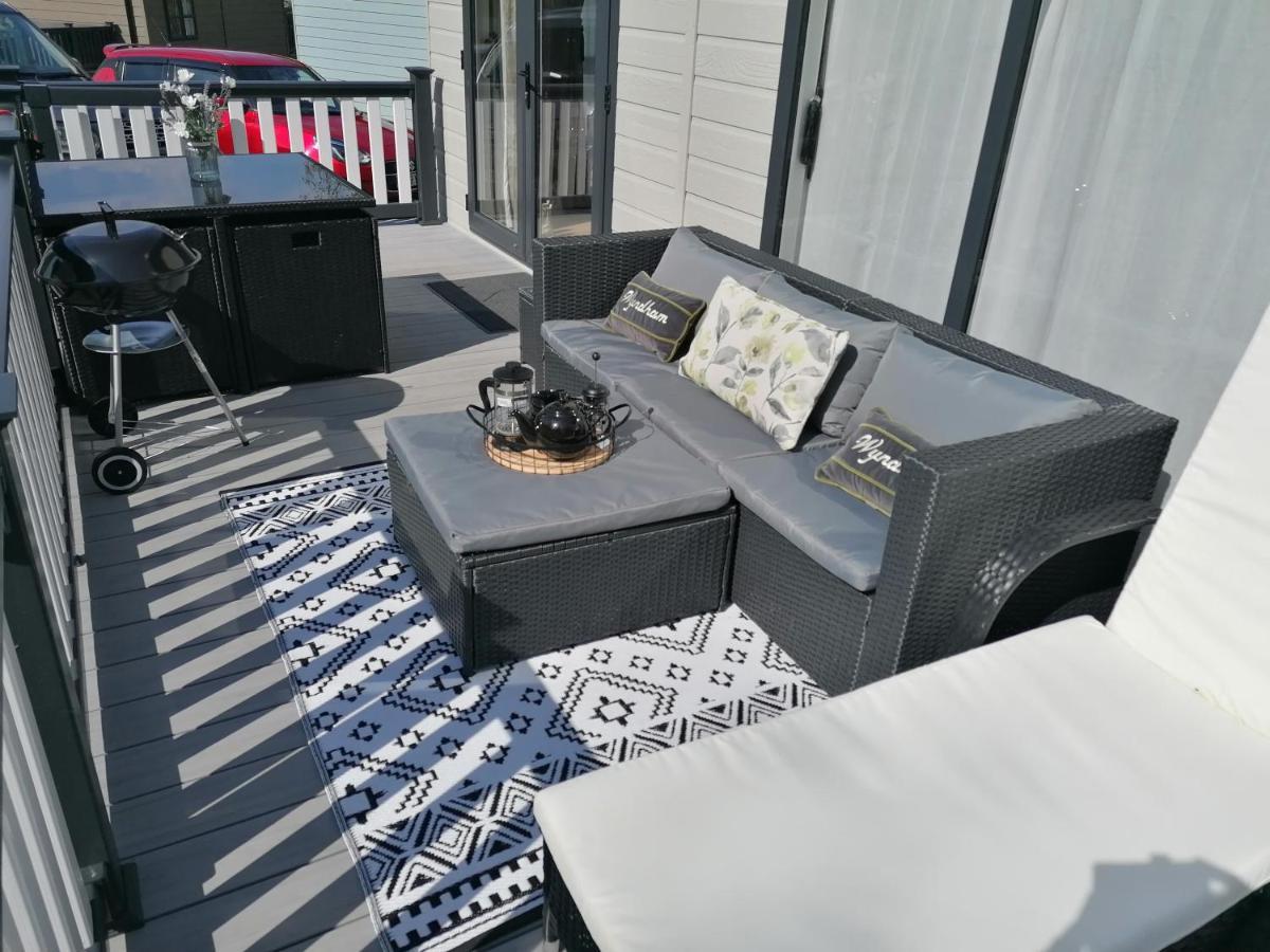 Luxury Lodge On Edge Of New Forest And 800M From Sea Entertainment And Leisure Passes Included Milford on Sea Exteriör bild
