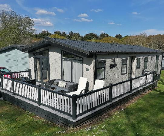 Luxury Lodge On Edge Of New Forest And 800M From Sea Entertainment And Leisure Passes Included Milford on Sea Exteriör bild