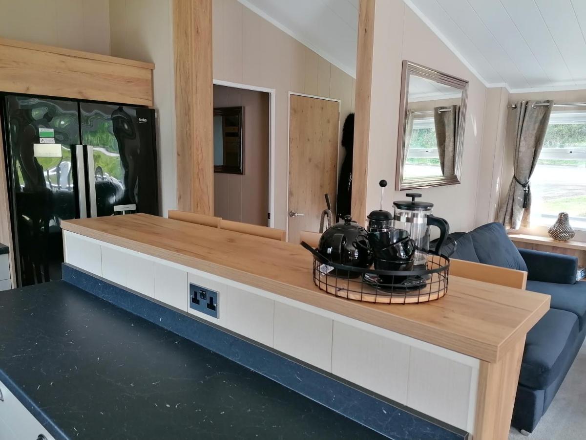 Luxury Lodge On Edge Of New Forest And 800M From Sea Entertainment And Leisure Passes Included Milford on Sea Exteriör bild