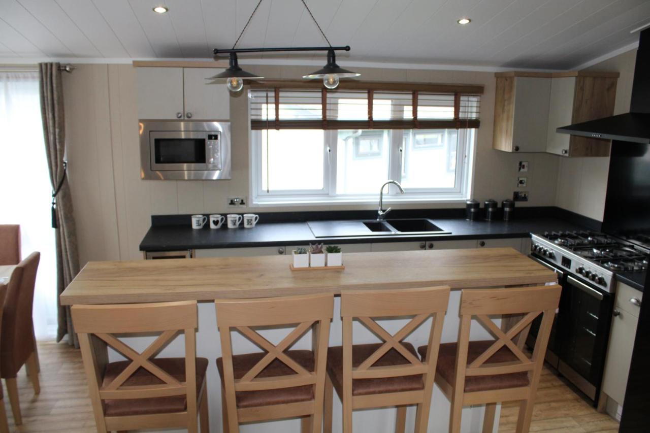 Luxury Lodge On Edge Of New Forest And 800M From Sea Entertainment And Leisure Passes Included Milford on Sea Exteriör bild
