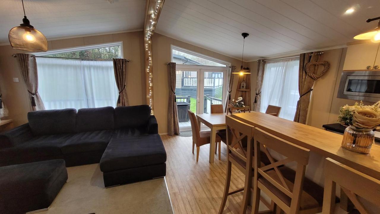 Luxury Lodge On Edge Of New Forest And 800M From Sea Entertainment And Leisure Passes Included Milford on Sea Exteriör bild