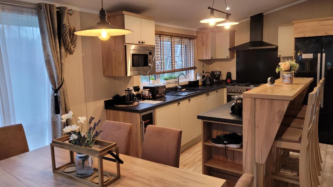 Luxury Lodge On Edge Of New Forest And 800M From Sea Entertainment And Leisure Passes Included Milford on Sea Exteriör bild