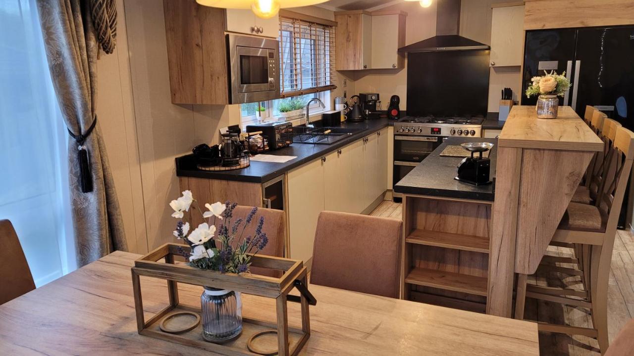 Luxury Lodge On Edge Of New Forest And 800M From Sea Entertainment And Leisure Passes Included Milford on Sea Exteriör bild