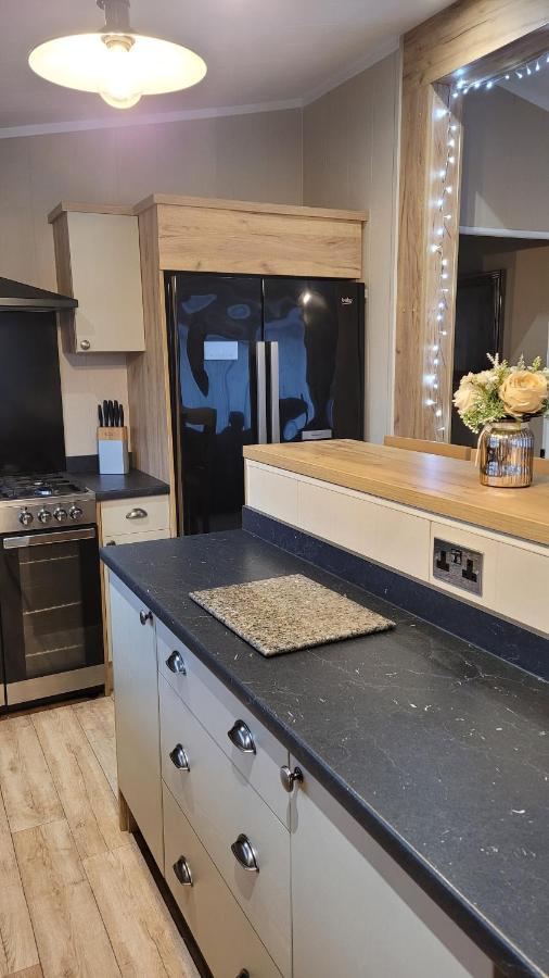 Luxury Lodge On Edge Of New Forest And 800M From Sea Entertainment And Leisure Passes Included Milford on Sea Exteriör bild