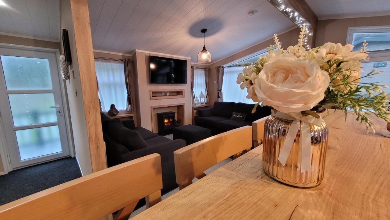 Luxury Lodge On Edge Of New Forest And 800M From Sea Entertainment And Leisure Passes Included Milford on Sea Exteriör bild