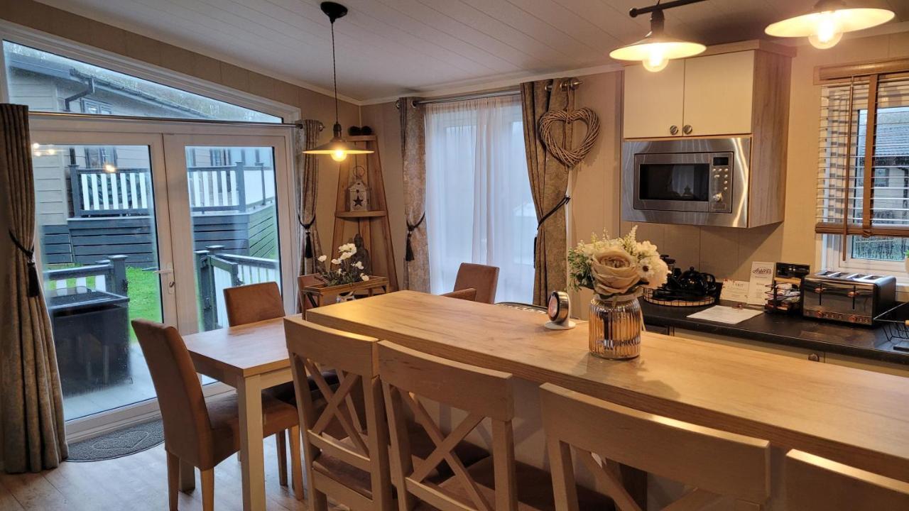 Luxury Lodge On Edge Of New Forest And 800M From Sea Entertainment And Leisure Passes Included Milford on Sea Exteriör bild