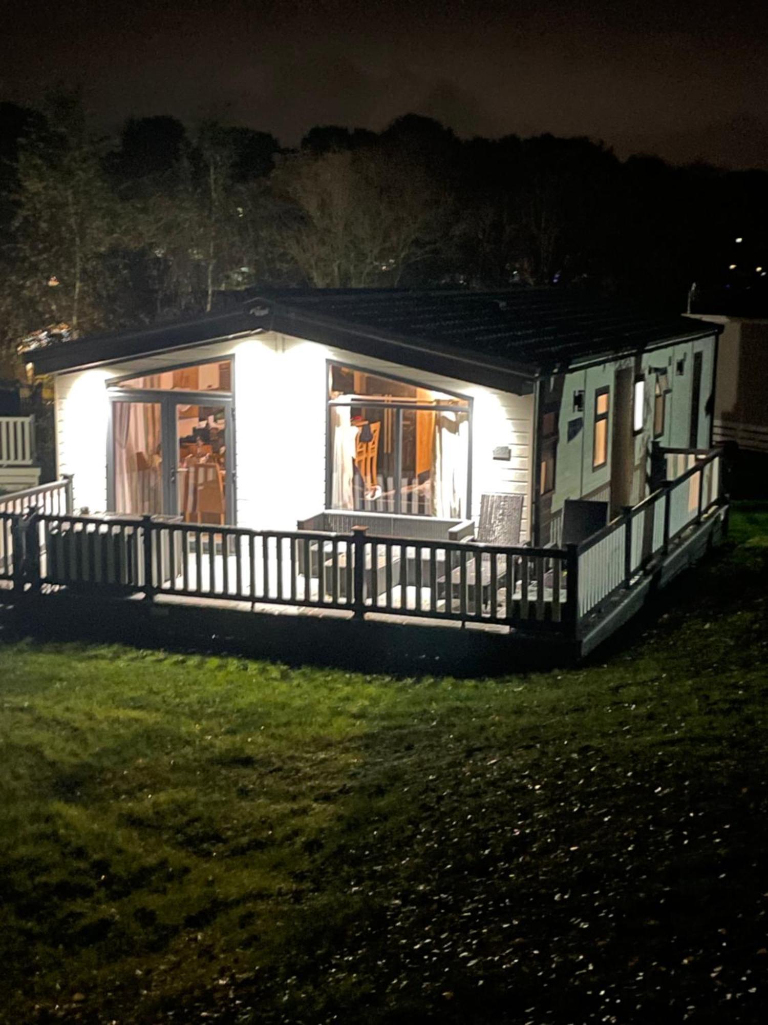 Luxury Lodge On Edge Of New Forest And 800M From Sea Entertainment And Leisure Passes Included Milford on Sea Exteriör bild